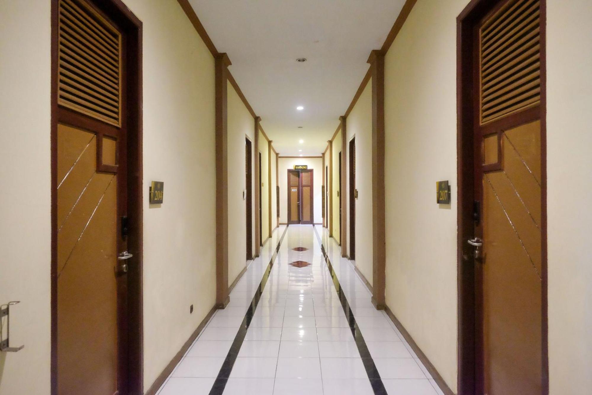 Urbanview Hotel Dedy Jaya Brebes エクステリア 写真