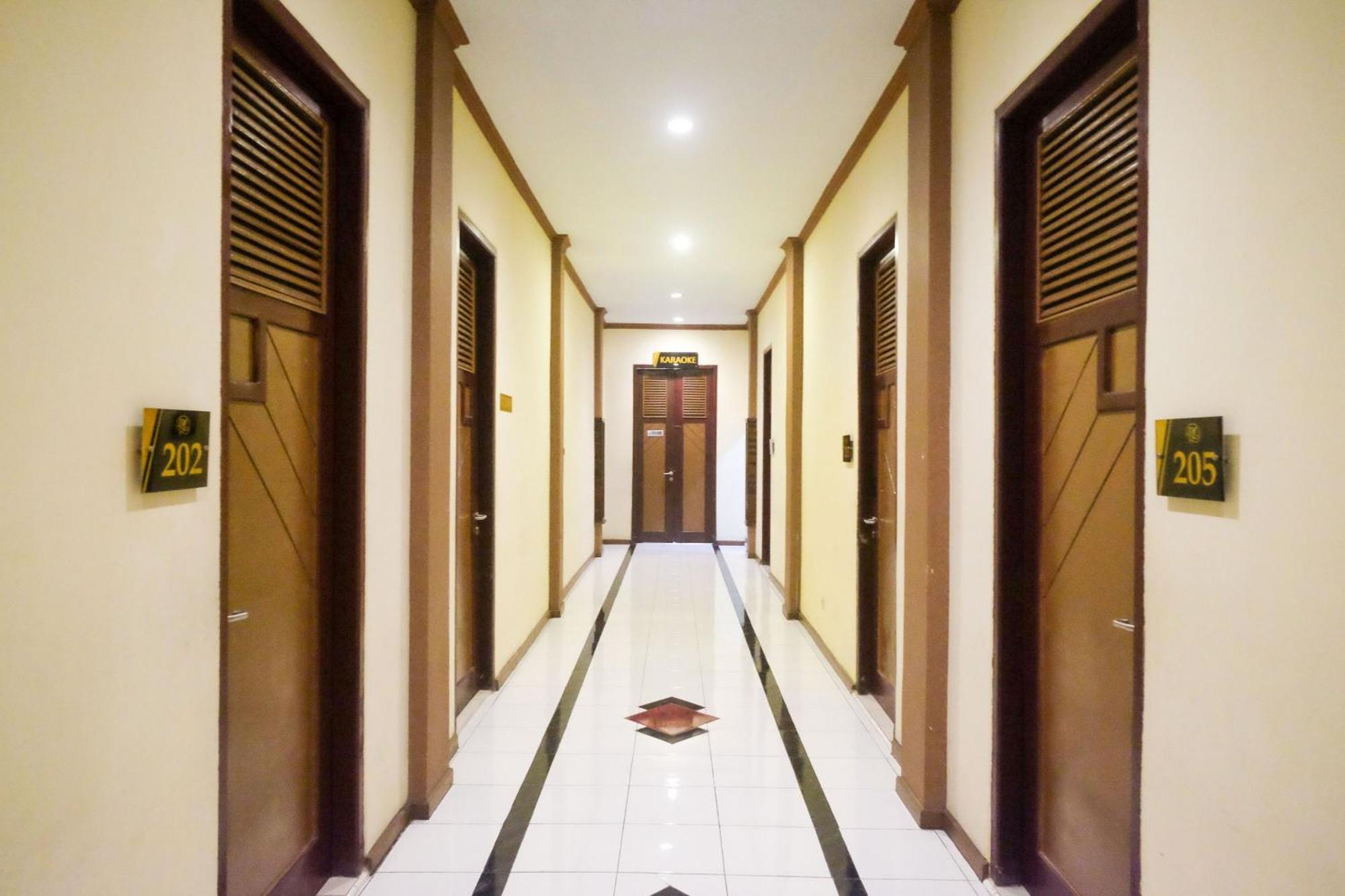 Urbanview Hotel Dedy Jaya Brebes エクステリア 写真