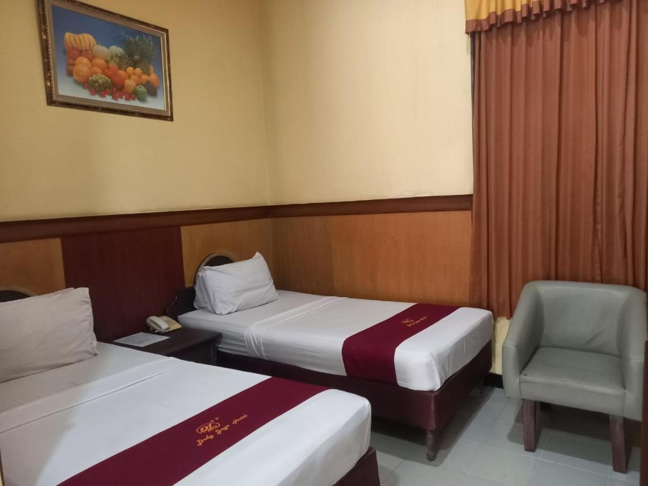 Urbanview Hotel Dedy Jaya Brebes エクステリア 写真
